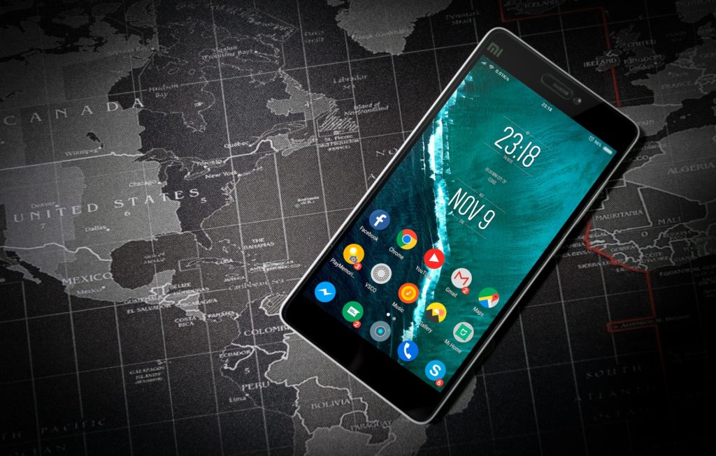 Smartphone su cartina geografica