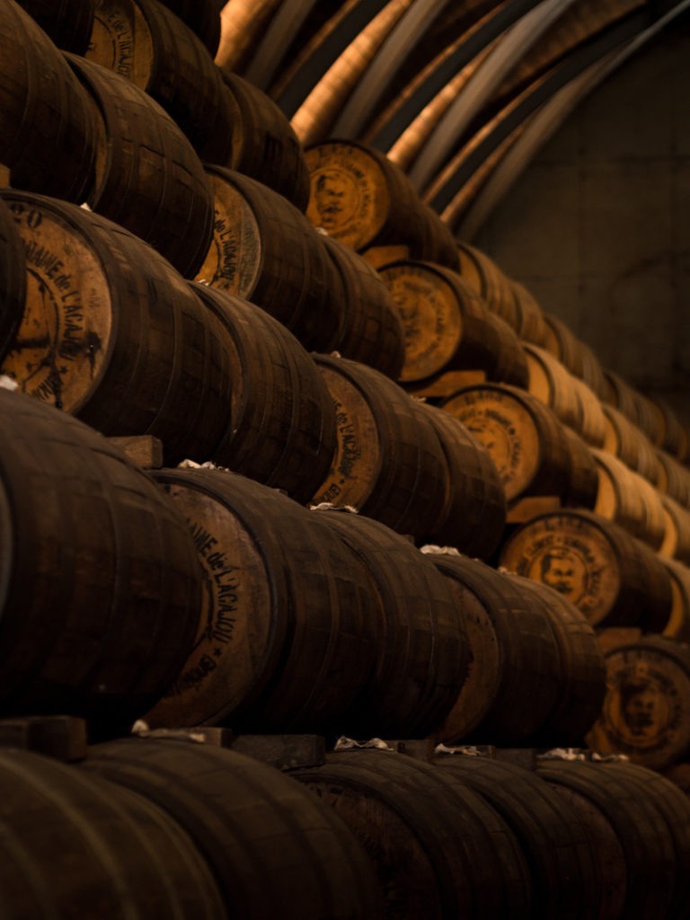 Un magazzino di botti di rovere usate per l'invecchiamento del bourbon